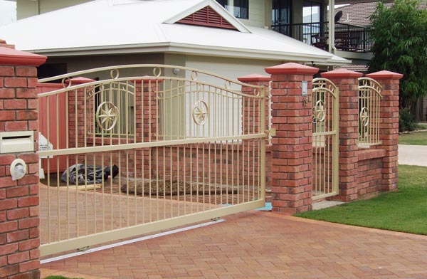 Long aluminium sliding gate and fence along a front boundary